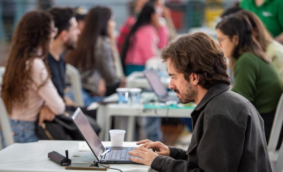 Imagem colorida horizontal em que se vê a equipe da DPE-PR e assistidos durante o Mutirão realizado em Almirante Tamandaré.