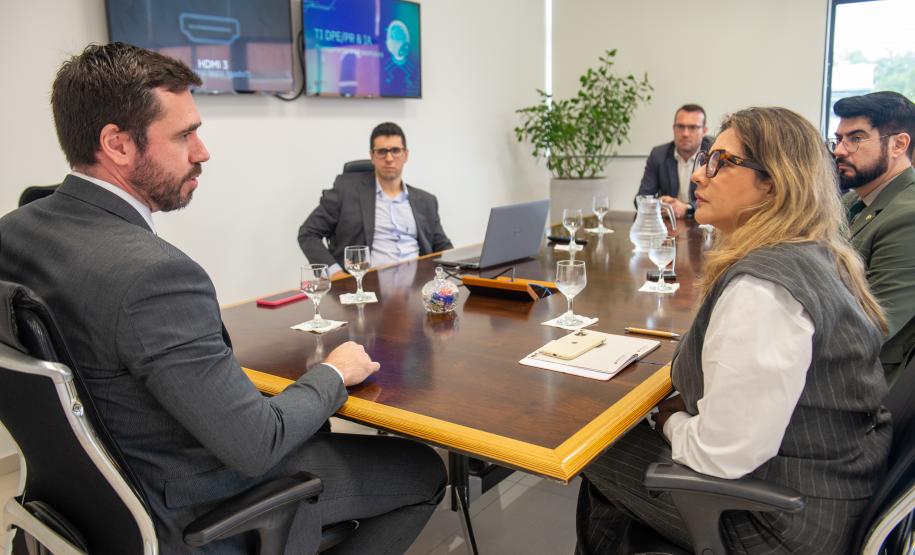 Imagem horizontal colorida em que se vê representantes das Defensorias Públicas do Paraná e do Pará em visita à sede da DPE-PR.