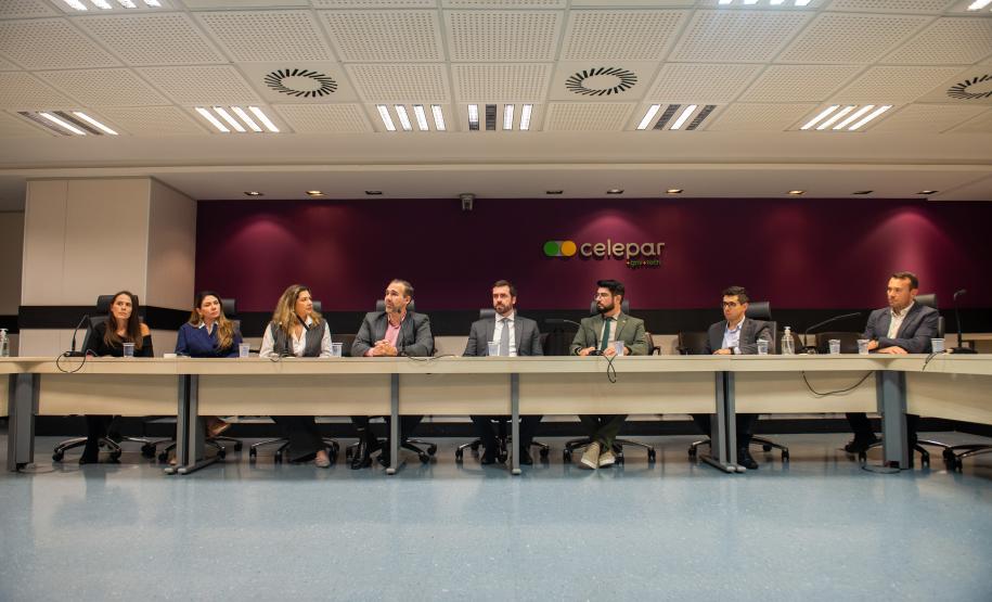 Imagem horizontal colorida em que se vê representantes das Defensorias Públicas do Paraná e do Pará em visita à Celepar.