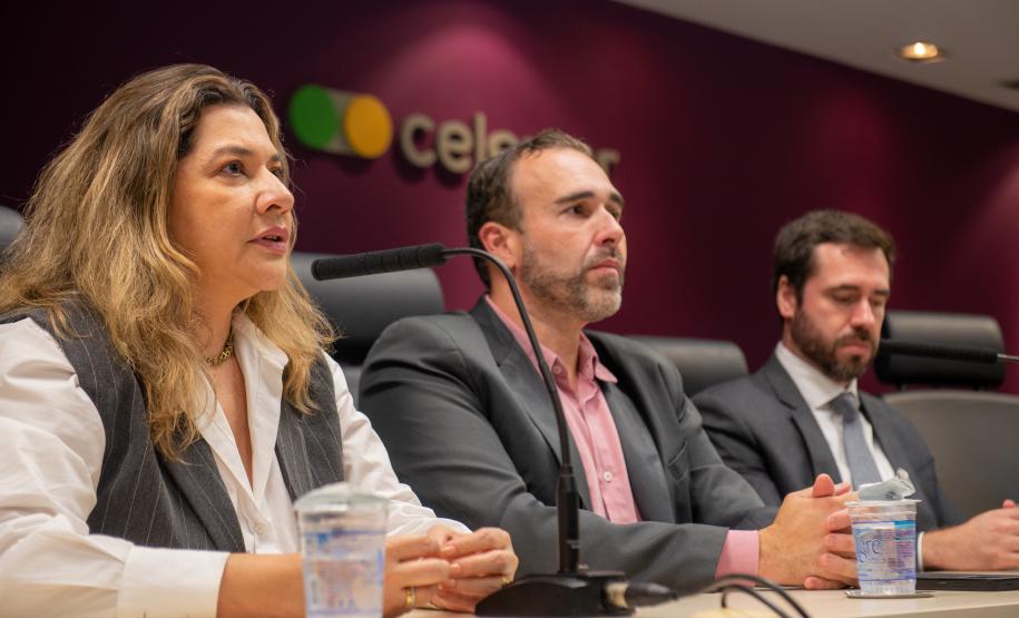 Imagem horizontal colorida em que se vê os DPGs das Defensorias Públicas do Paraná e do Pará em visita à Celepar.