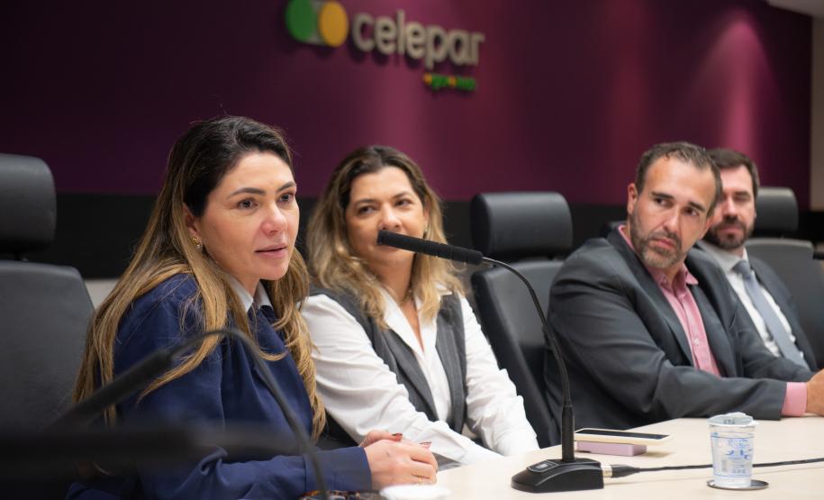 Imagem horizontal colorida em que se vê representantes das Defensorias Públicas do Paraná e do Pará em visita à Celepar.