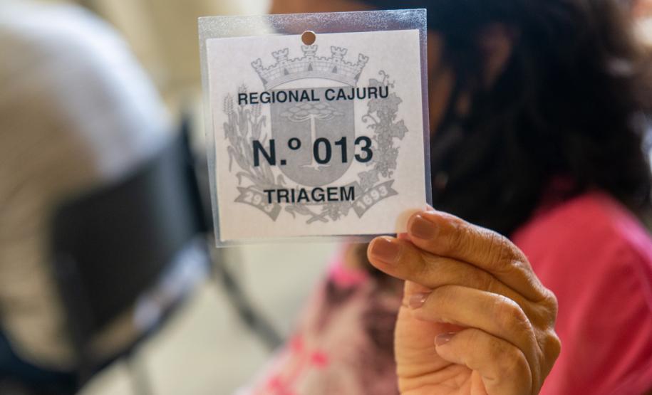 Imagem colorida horizontal em que se um detalhe em close da senha nas mãos de assistido durante o mutirão realizado na regional Cajuru.