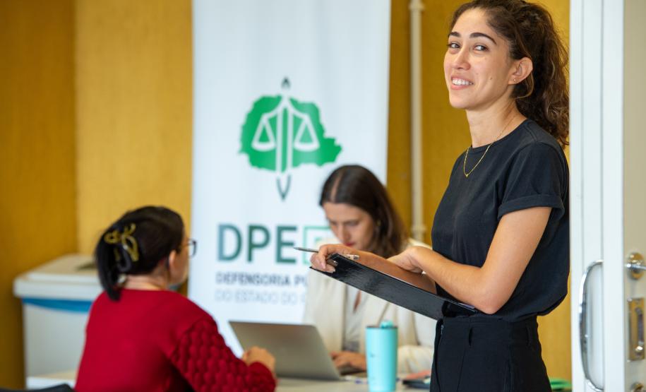 Imagem colorida horizontal em que se vê equipe da Defensoria durante o mutirão.