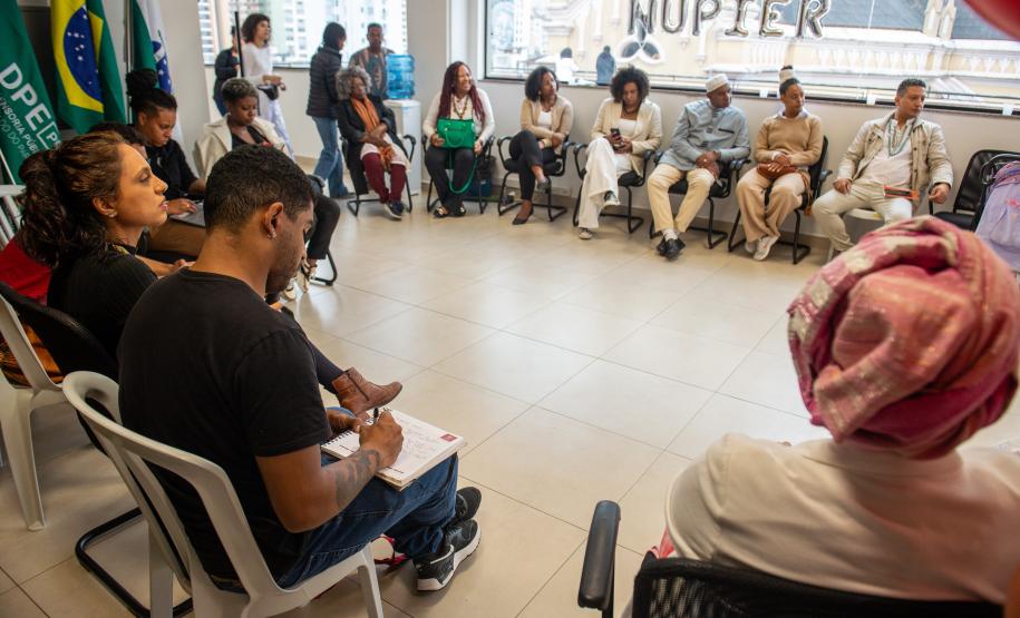 Imagem horizontal colorida em que se vê uma roda de conversa entre a DPE-PR e representantes do movimento negro.