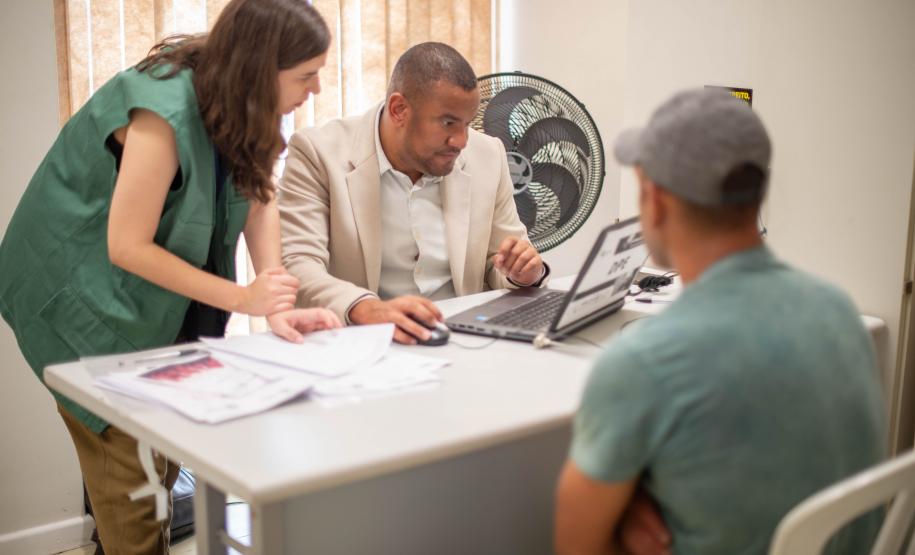 Defensor Público e servidora realizam atendimento de assistido em Mutirão.