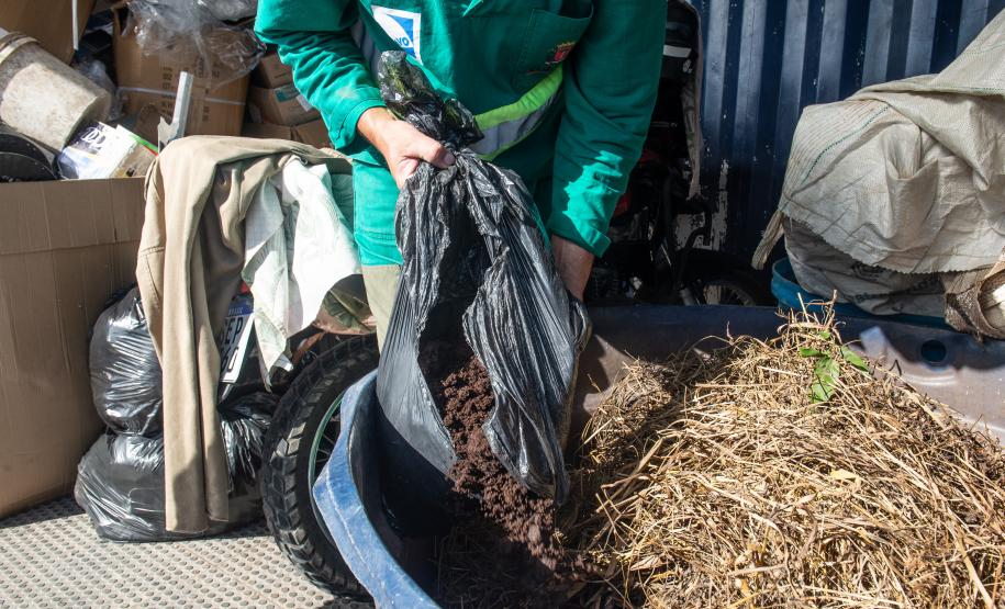 Funcionário da Prefeitura faz o descarte correto da borra de café da DPE-PR em um minhocário.