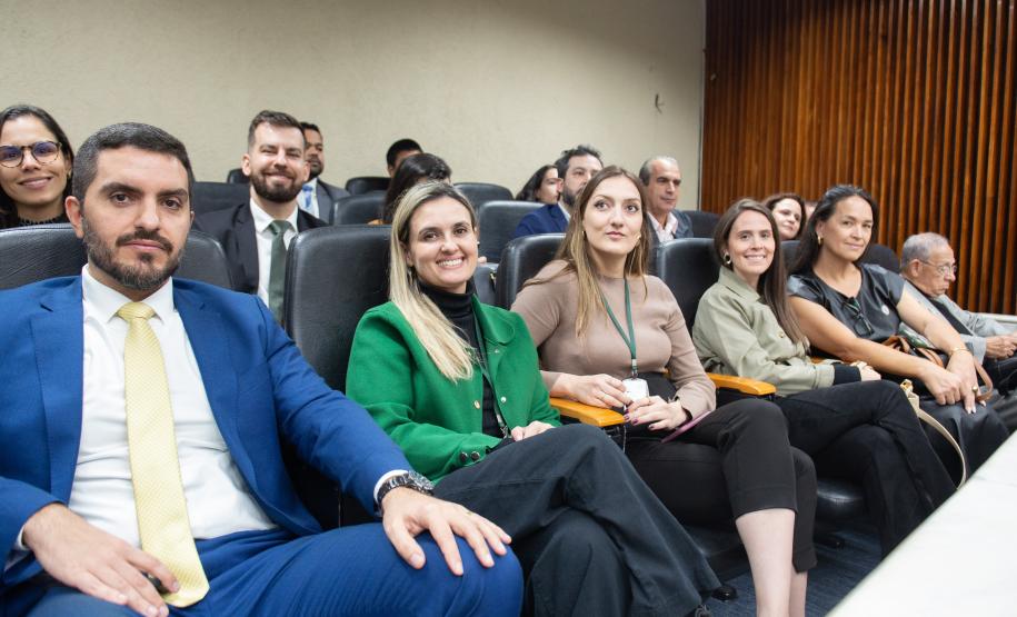 Representantes da Defensoria acompanham sessão solene alusiva aos 14 anos da instituição.