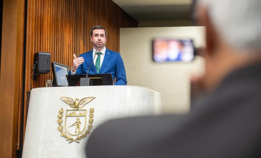 Defensor Público Geral discursa na tribuna da Assembleia Legislativa durante sessão solene.
