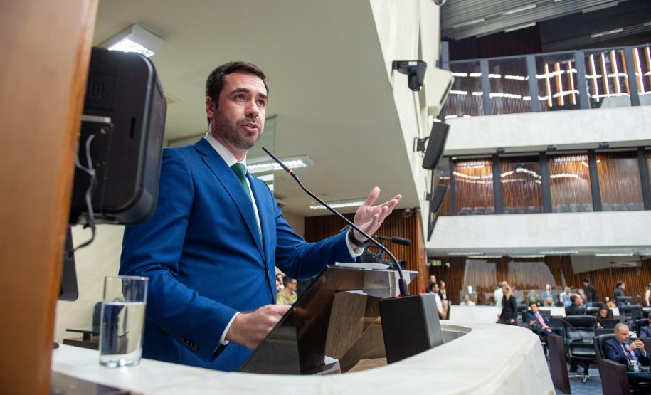 Defensor Público Geral discursa na tribuna da ALEP.