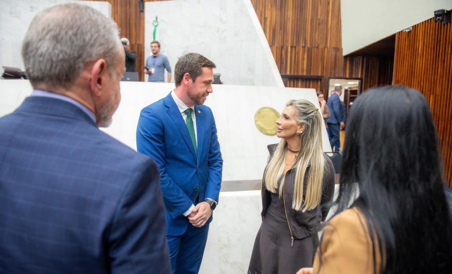 Defensor Público Geral conversa com deputados no Plenário antes do início da sessão solene.