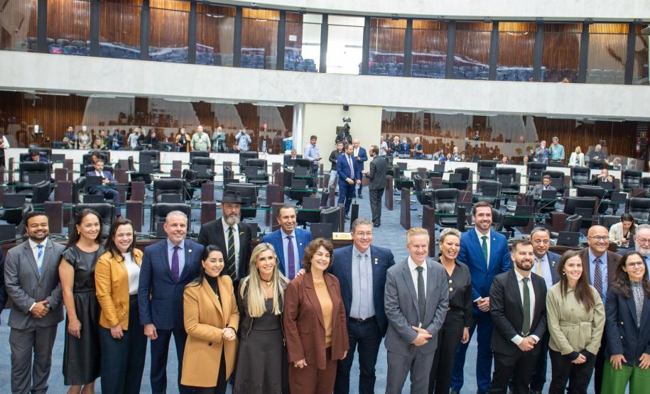Deputados posam com representantes da Defensoria Pública no plenário da Alep após sessão solene.