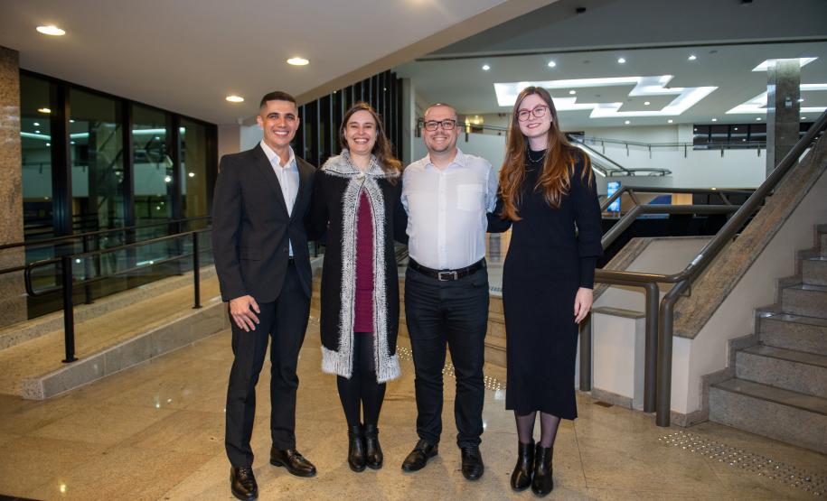 Equipe do RH da DPE-PR posa com seus companheiros.