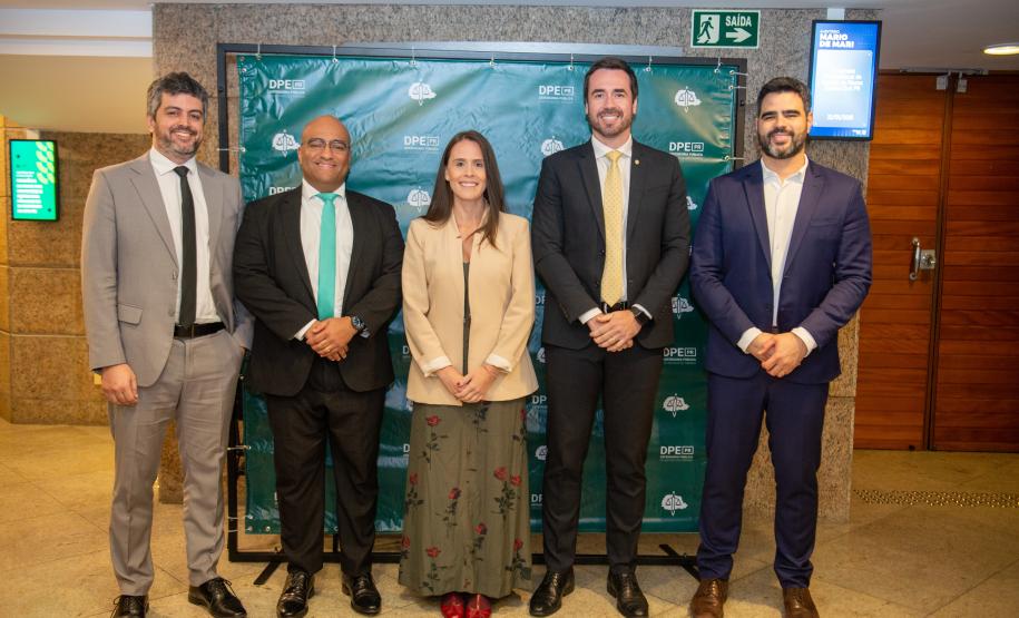 Membros da Administração Superior da DPE-PR posam para foto. São 4 homens e 1 mulher.