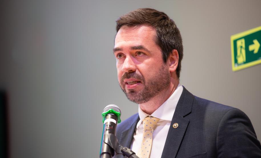 O DPG Matheus Munhoz discursa na posse dos novos servidores.