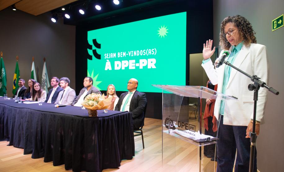 Servidora conduz o juramento de posse dos novos servidores.