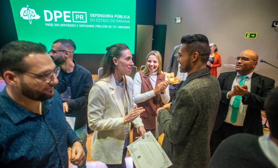 Imagem mostra os novos servidores confraternizando no placo ao fim da cerimônia.