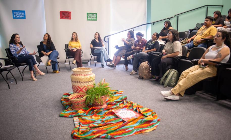 Autoridades e lideranças indígenas realizam roda de conversa para celebrar o primeiro ano do Observatório de Violência contra a Mulher Indígena.