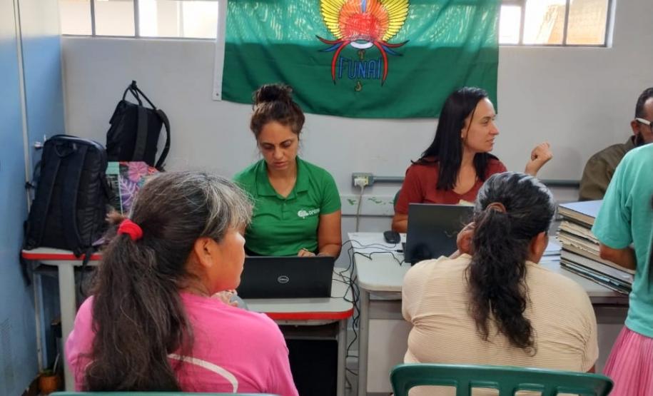 Imagem em que se vê Defensores Públicos atuando no Registre-se no território indígena de Ivaí no interior do Paraná.