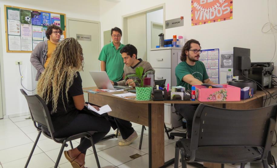 Imagem onde se vê servidores da DPE-PR atendendo usuários em mutirão realizado em Tamarana.