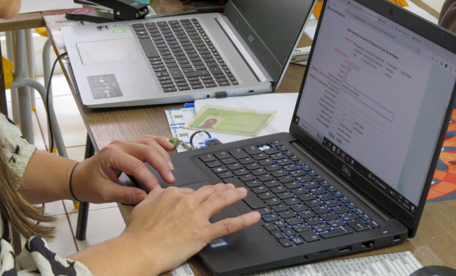 Imagem mostra detalhe de servidor teclando no computador em atendimento do mutirão em Tamarana.