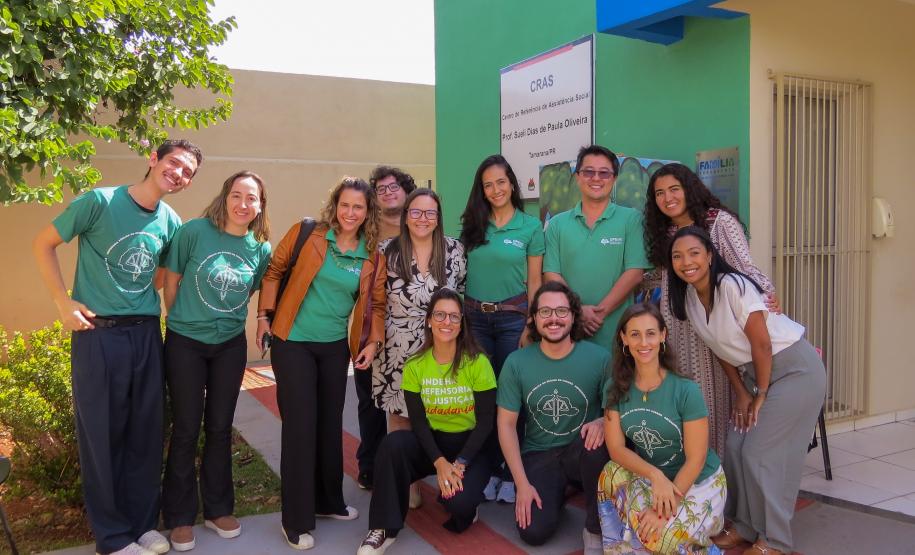 Equipe da Defensoria posa para foto em frente ao CRAS onde aconteceu o mutirão em Tamarana.