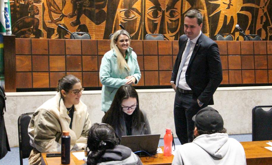 Imagem mostra o Defensor Público Geral acompanhando trabalho da DPE-PR em Mutirão de Conciliação no Plenarinho da ALEP;