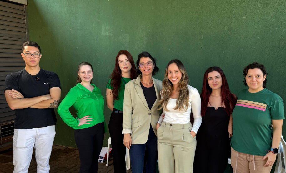 Equipe de atendimento da DPE-PR posa para foto. São 6 mulheres e 1 homem.