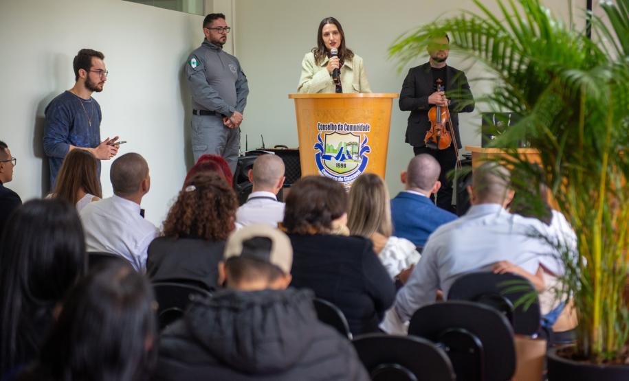 A Defensora Pública Mariana Mantovani discursa para os casais durante a cerimônia do Casando Direitos.