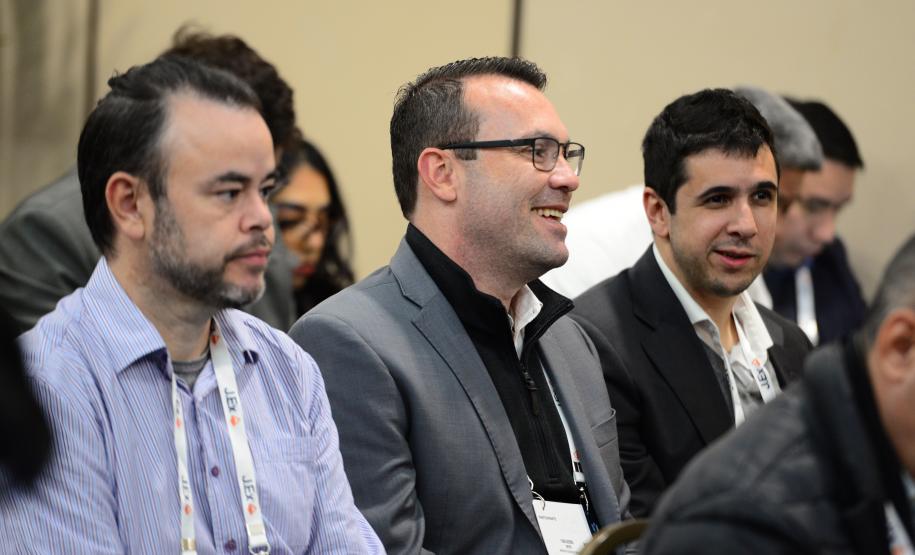 Imagem com foto de cobertura do primeiro dia de atividades do Congresso Nacional de Tecnologia das Defensorias