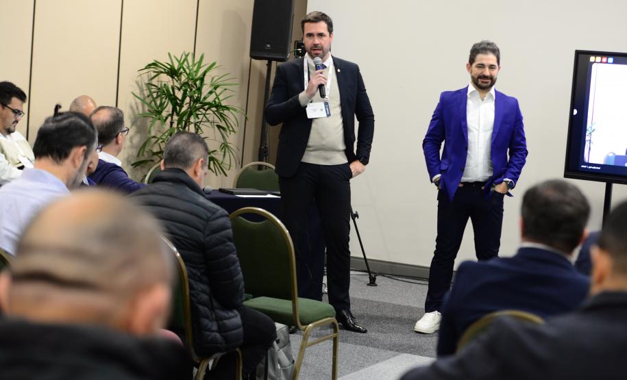 Imagem com foto de cobertura do primeiro dia de atividades do Congresso Nacional de Tecnologia das Defensorias