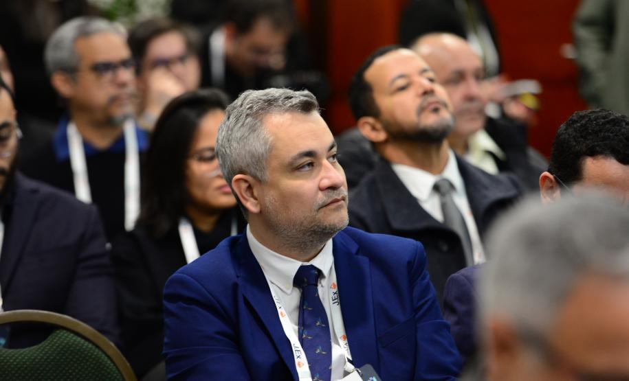 Imagem com foto de cobertura do primeiro dia de atividades do Congresso Nacional de Tecnologia das Defensorias