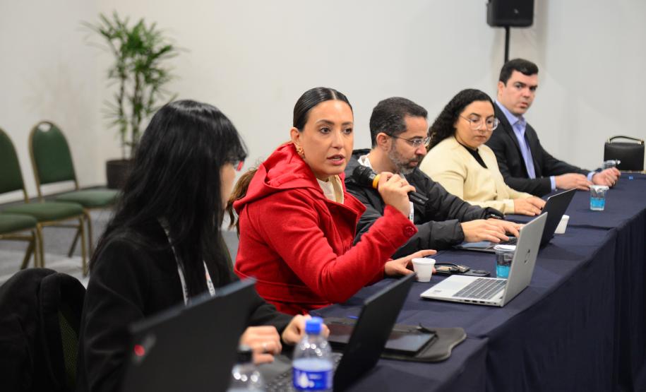 Imagem com foto de cobertura do primeiro dia de atividades do Congresso Nacional de Tecnologia das Defensorias
