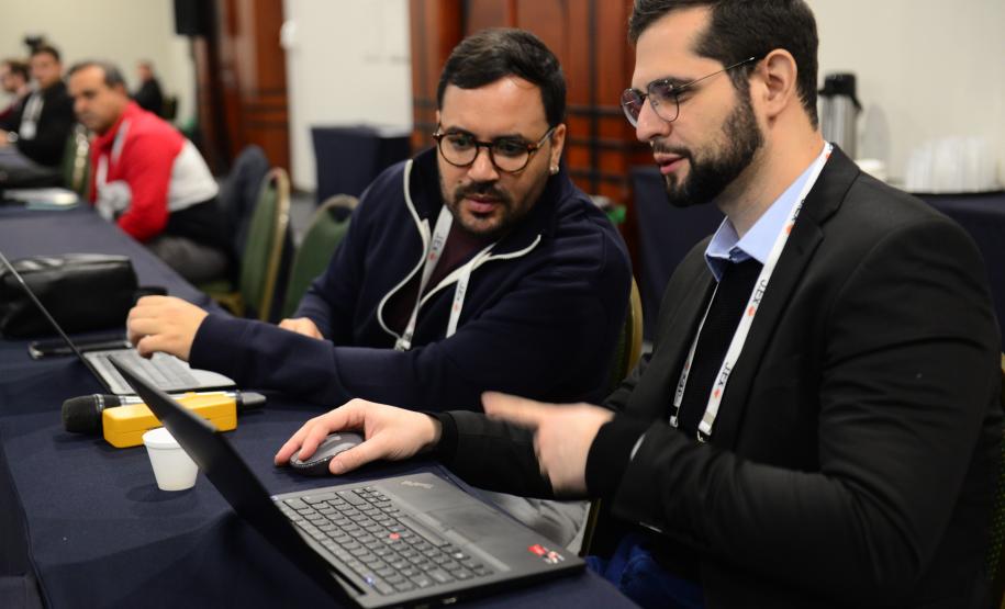 Imagem com foto de cobertura do primeiro dia de atividades do Congresso Nacional de Tecnologia das Defensorias