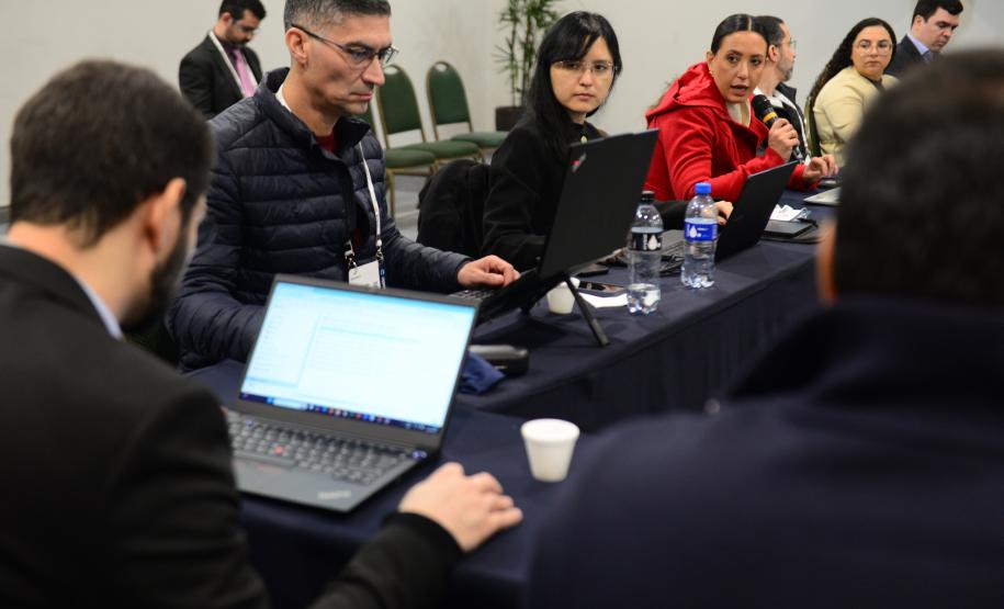 Imagem com foto de cobertura do primeiro dia de atividades do Congresso Nacional de Tecnologia das Defensorias