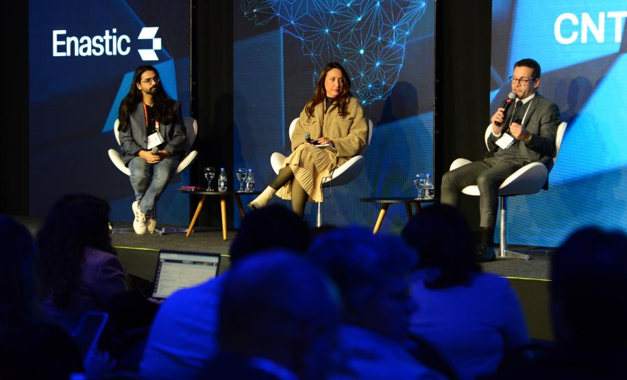 Foto com imagem de cobertura dos paineis do Congresso Nacional de Tecnologia.