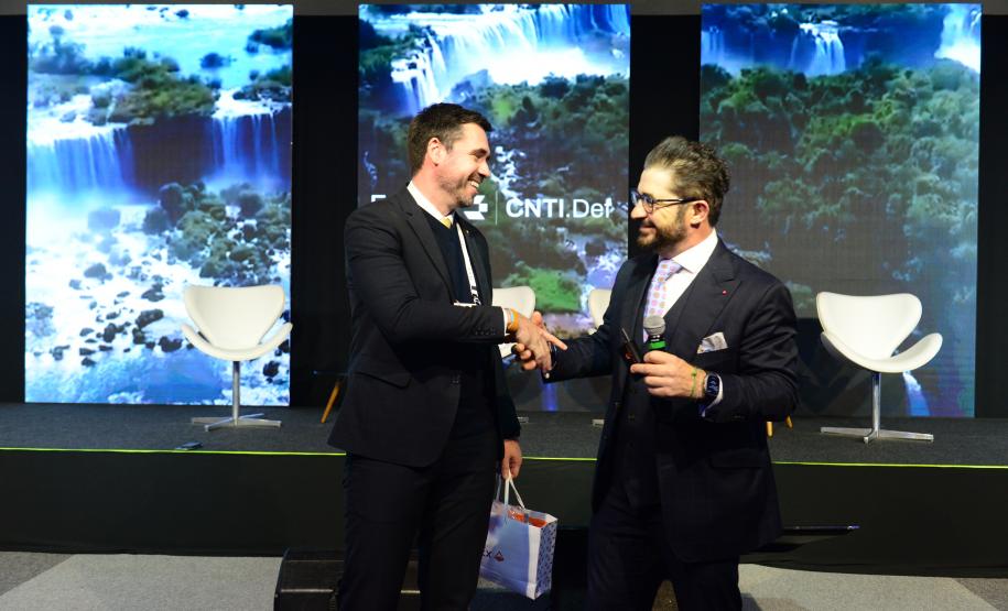 Imagem com foto de cobertura do primeiro dia do 1º CNTI.Def.