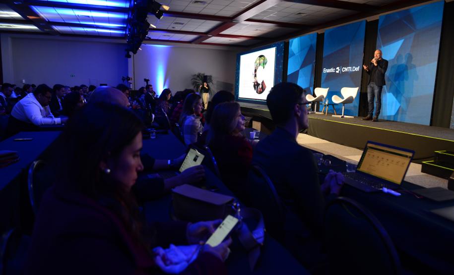 Imagem com foto de cobertura do encerramento do 1º Congresso de Tecnologia das Defensorias