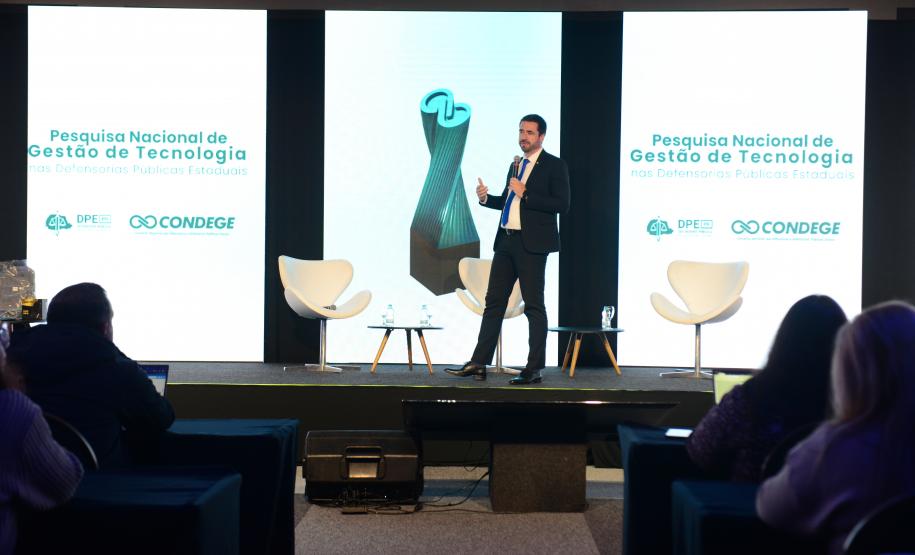 Imagem com foto de cobertura do encerramento do 1º Congresso de Tecnologia das Defensorias