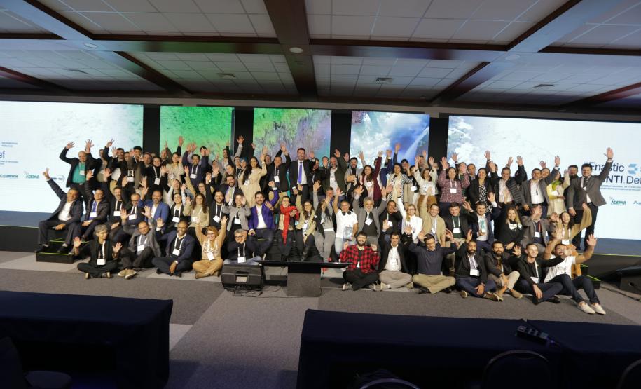 Imagem com foto de cobertura do encerramento do 1º Congresso de Tecnologia das Defensorias