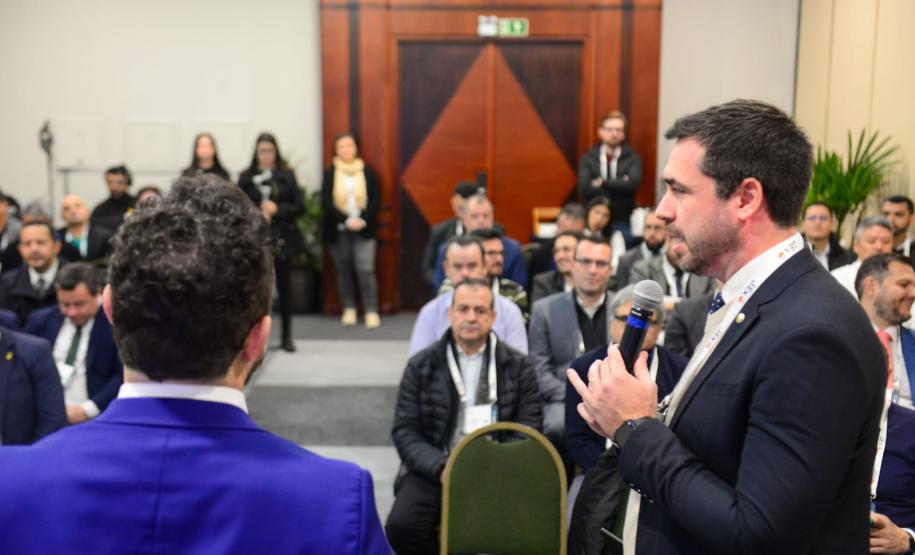 Imagem com foto de cobertura do primeiro dia de atividades do Congresso Nacional de Tecnologia das Defensorias