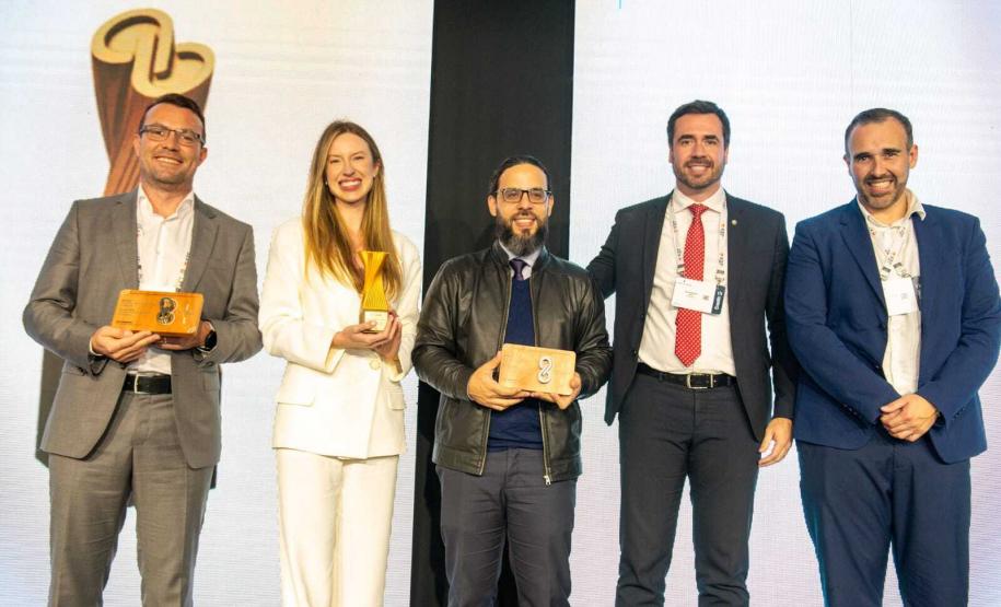 Foto com imagem dos representantes da Defensoria Pública do Estado do Paraná que foram finalistas do 1º Prêmio de Inovação e Boas Práticas em Tecnologia das Defensorias Públicas Estaduais