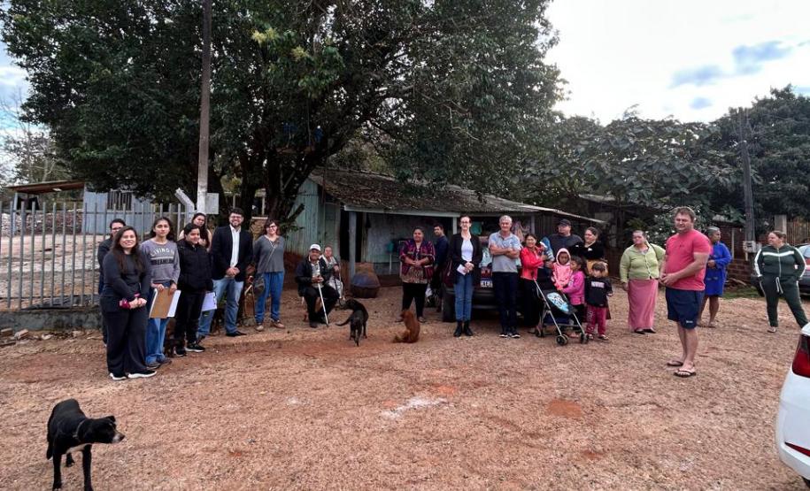 Imagem mostra um grande grupo de pessoas posando para foto antes do trabalho de campo do NUFURB em comunidade em Foz.