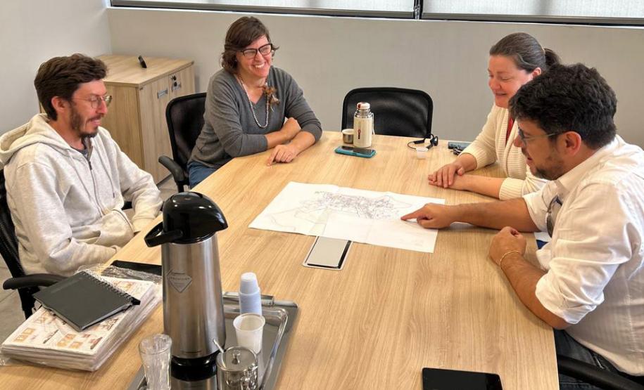 Equipe do NUFURB discute estratégias de atendimento no gabinete, antes da atuação em campo.