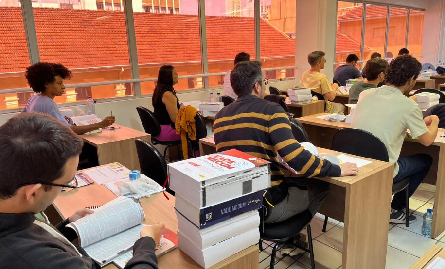 Imagem mostra sala de aula pouco antes do início da prova da segunda fase do quinto concurso para defensoras e defensores públicos do Estado do Paraná.