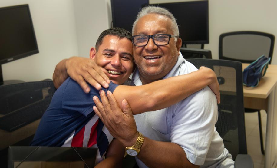 Imagem mostra pai idoso e filho jovem adulto se abraçando após a coleta de DNA para reconhecimento de paternidade em Mutirão Meu Pai Tem Nome.