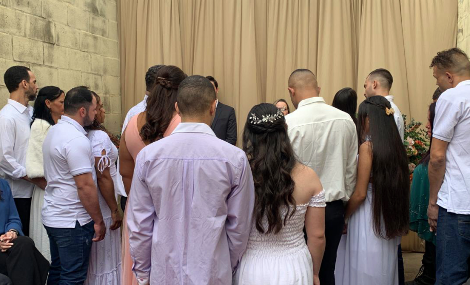 Imagem mostra de costas os 24 casais que se uniram em matrimônio na Cadeia Pública de Cornélio Procópio.