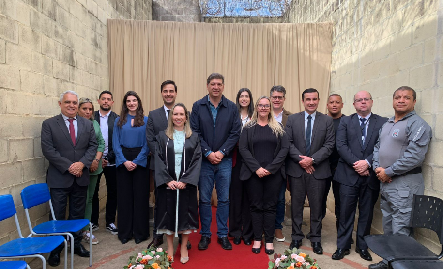 Autoridades posam para foto antes do casamento coletivo na Cadeia Pública de Cornélio Procópio.