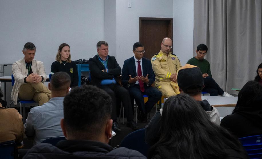 O Defensor Pública Ricardo Menezes presta esclarecimentos para as famílias das vítimas da explosão em empresa de Quatro Barras.