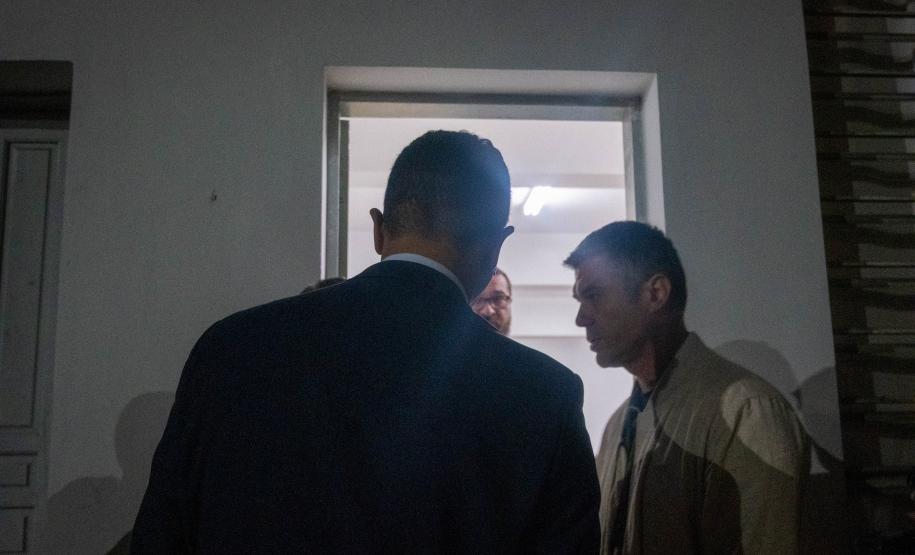 Defensoria chegando para reunião com os familiares.