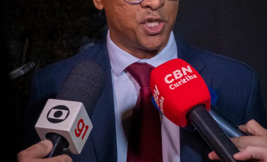 Ricardo Menezes comunica sobre o começo dos atendimentos às famílias na imprensa.